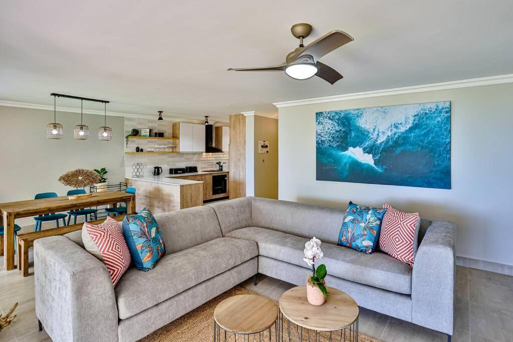 Апартаменты Large Sea View, Walk To Eateries, Loadshed Free Баллито Экстерьер фото