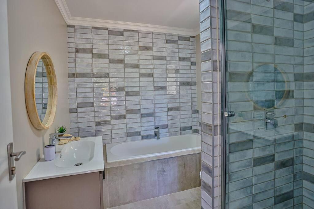 Апартаменты Large Sea View, Walk To Eateries, Loadshed Free Баллито Экстерьер фото