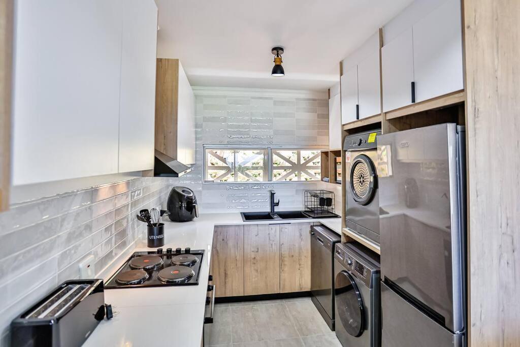 Апартаменты Large Sea View, Walk To Eateries, Loadshed Free Баллито Экстерьер фото