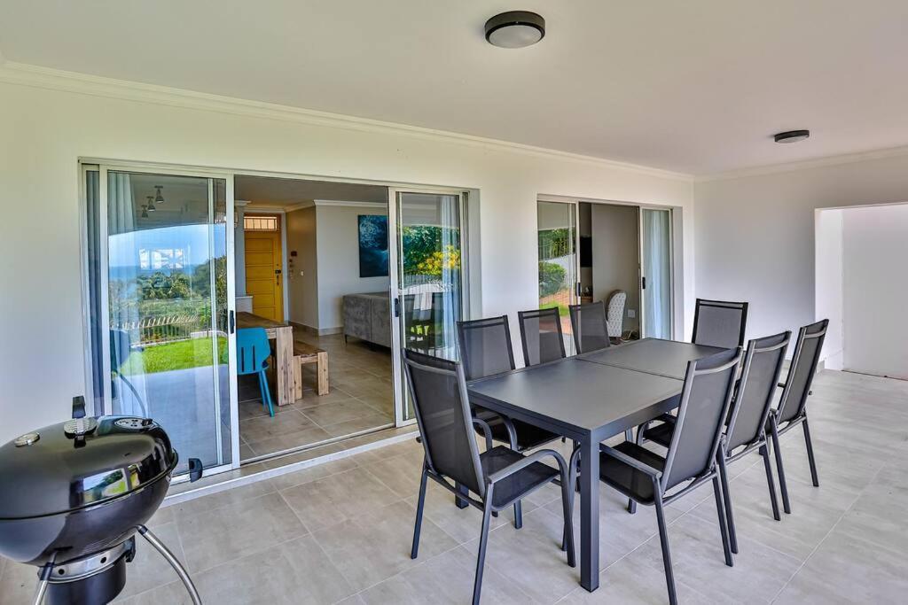 Апартаменты Large Sea View, Walk To Eateries, Loadshed Free Баллито Экстерьер фото