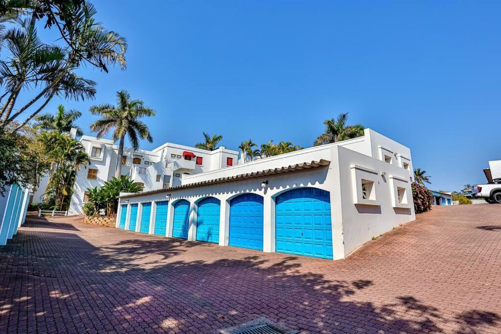 Апартаменты Large Sea View, Walk To Eateries, Loadshed Free Баллито Экстерьер фото